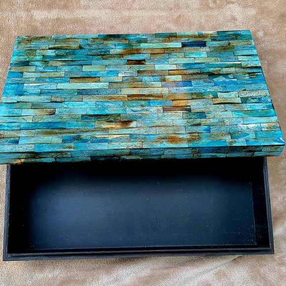 Set Of Two Elegant Storage Boxes in Polished Bone With a Dark Wood Interior. - Picture 4 of 14